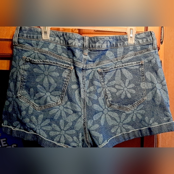 Juniors' Plus Size SO  High Rise Mom Shorts Size 17/33 Waist Daisy's Retro Denim - Picture 3 of 9